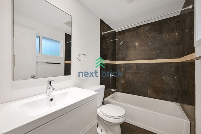 Building Photo - 3 BED & 2 BATH SINGLE FAMILY HOUSE WITH A ...