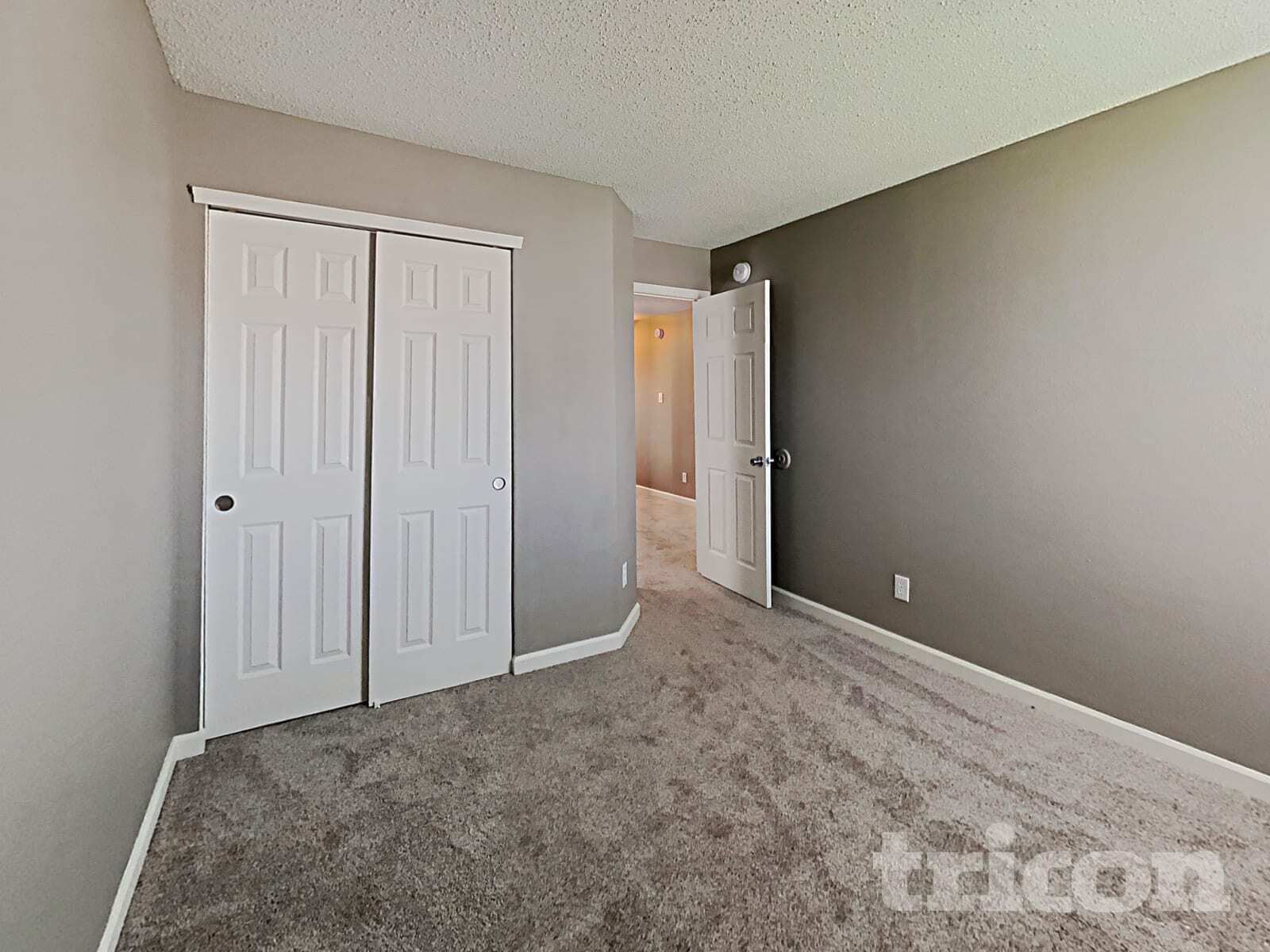 Building Photo - 4525 Connaught Dr E