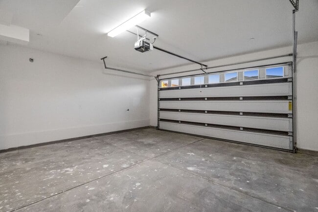 Building Photo - 4 Bedroom house with view