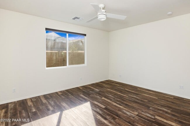 Building Photo - 1385 Warbler Wy