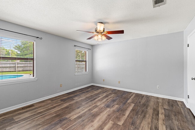 Building Photo - 551 Juanita Ave