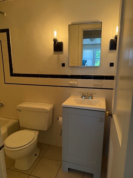 Bathroom - 1338 E Mount Pleasant Ave