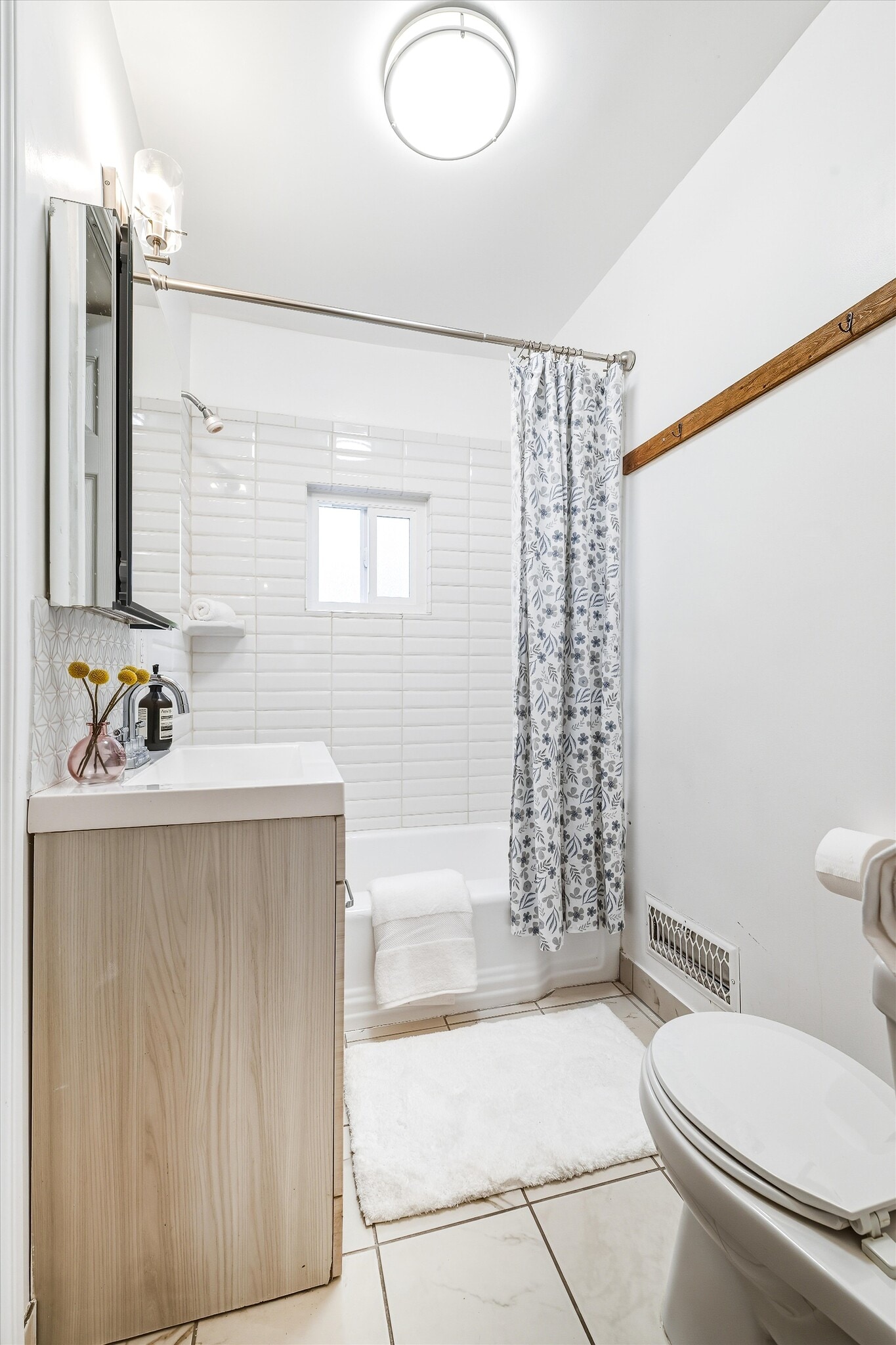 Building Photo - 1319 S Mansfield Ave