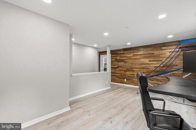 Building Photo - 2921 Brook Dr
