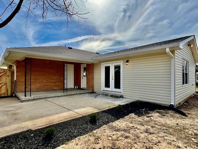 Building Photo - Newly remodeled, furnished home Trenton, Ohio