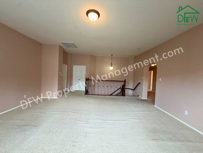 Building Photo - Elegant and Spacious 5-Bedroom Home for Lease in Fort Worth