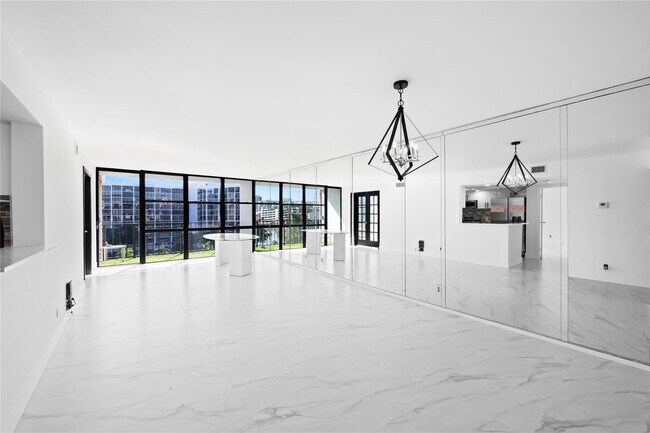 Building Photo - 800 Parkview Dr