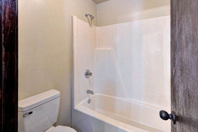 Building Photo - Lovely 2-Bedroom, 1.5-Bath End Unit Townho...