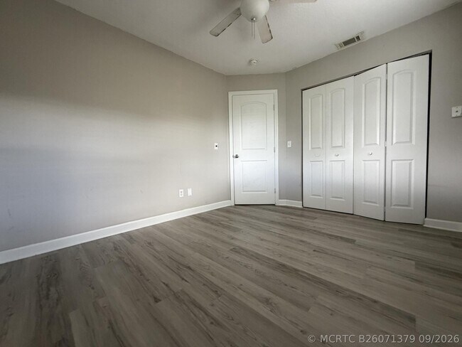 Building Photo - 1633 SE Arapaho Ave