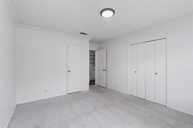 Building Photo - Perfectly Located Home Near Downtown Round...
