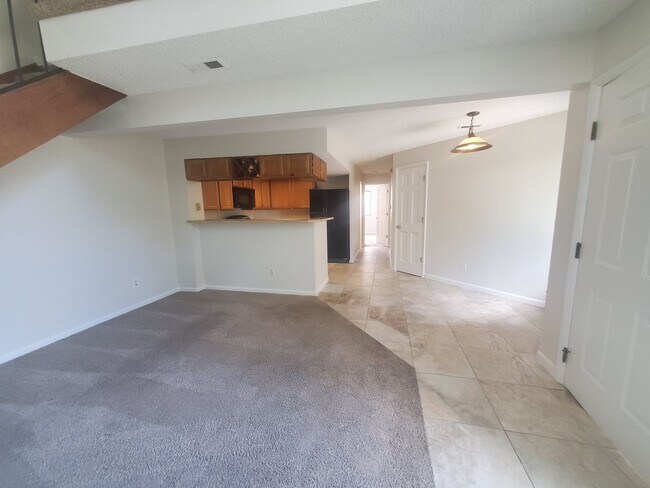 Building Photo - 2B / 2B Condo with Loft and Garage Availab...