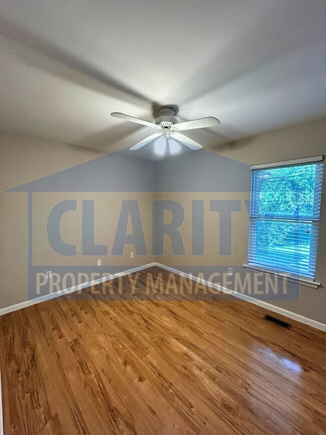 Building Photo - *HOLIDAY SPECIAL!* $400 OFF DECEMBER'S RENT!*