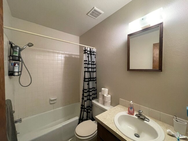 Building Photo - 1624 Azalea Dr