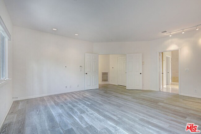 Building Photo - 858 N W Knoll Dr