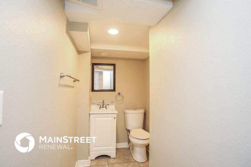 Building Photo - 1006 SW Lakeview Blvd