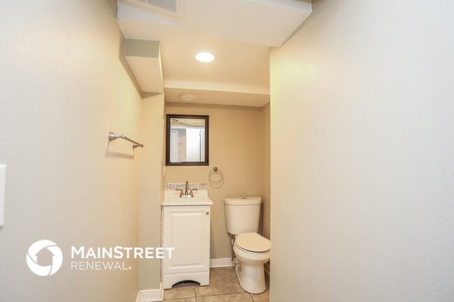 Building Photo - 1006 SW Lakeview Blvd