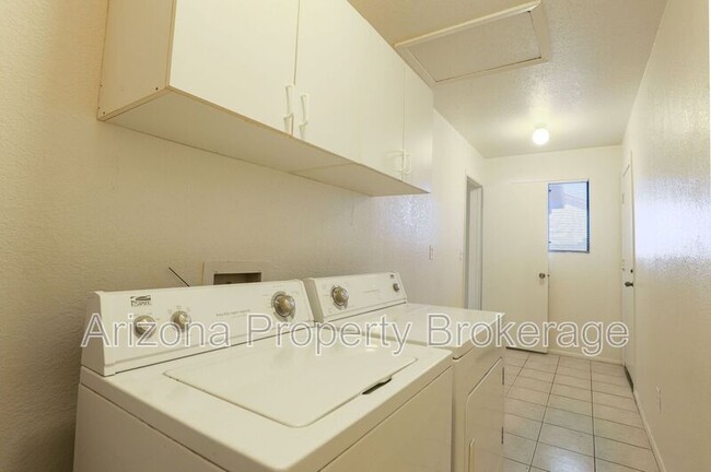 Building Photo - 8135 W Sierra Vista Dr
