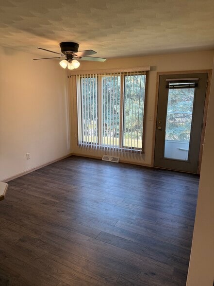 Building Photo - W6867 Sunnyvale Ln