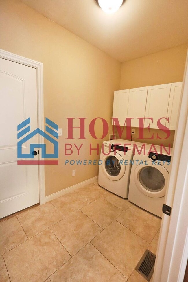 Building Photo - Three Bedroom | Two Bathroom | Newburgh