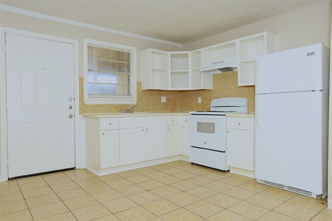 Building Photo - 123-123 W 6th St