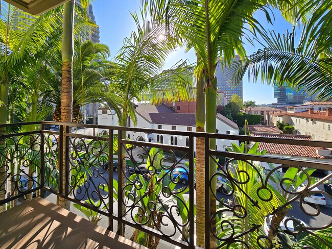 Building Photo - 10795 Wilshire Blvd