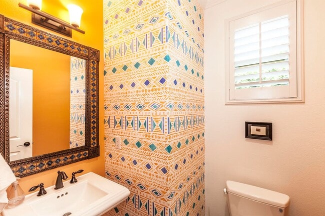 Building Photo - Large 3 Bed 2.5 Bath Home Available In Eas...