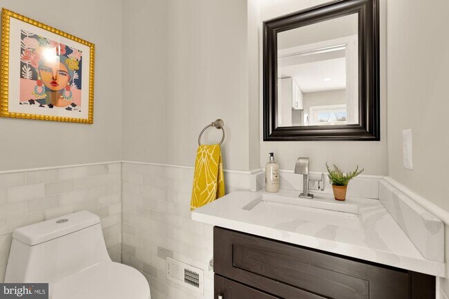 Building Photo - 2228 Kearny St NE