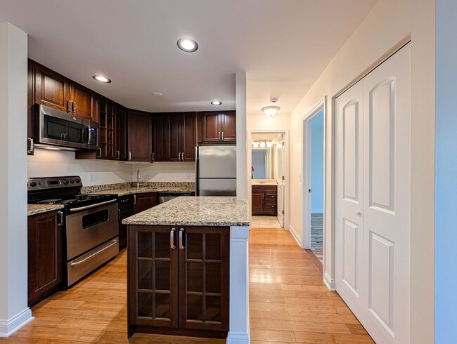 Building Photo - Waterbury Pointe Condominiums