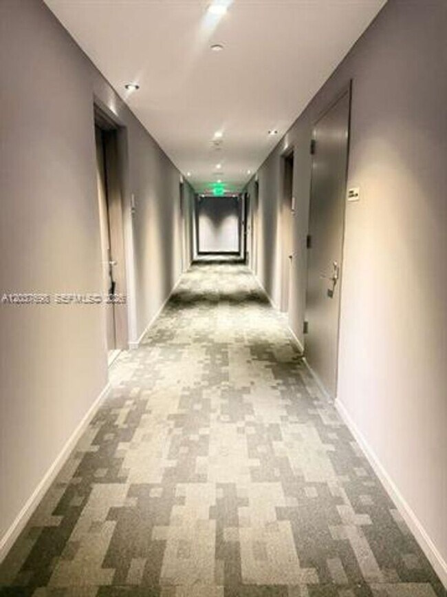 Building Photo - 1300 Brickell Bay Dr