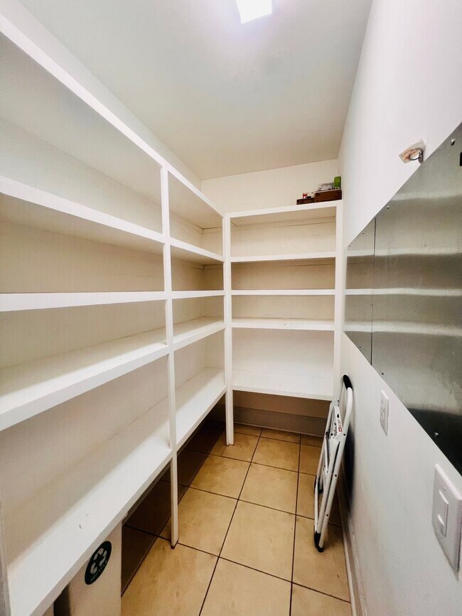 Building Photo - Tucked Away 3 Bedroom Gem on Private Road ...
