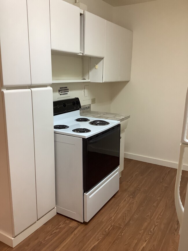 Building Photo - 248 E Birch St