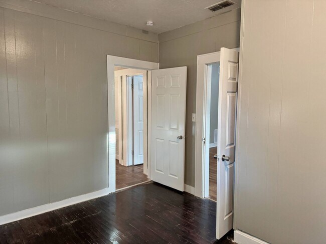 Building Photo - 3 Bed 1 Bath Craftsman Home