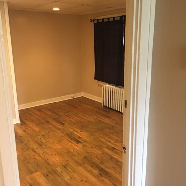 Building Photo - South Oakland Large and renovated 3 bedroom apartment Must SEE!