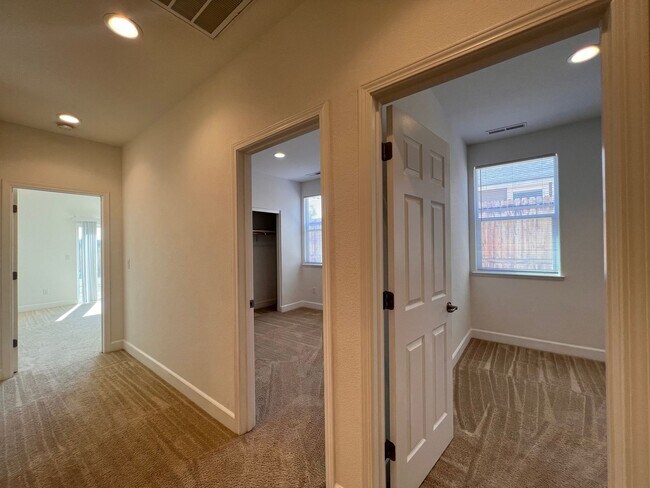 Building Photo - Large 4 bedroom home located in Green Vall...
