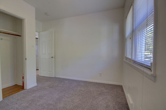Building Photo - 2 Bed Bettendorf Home
