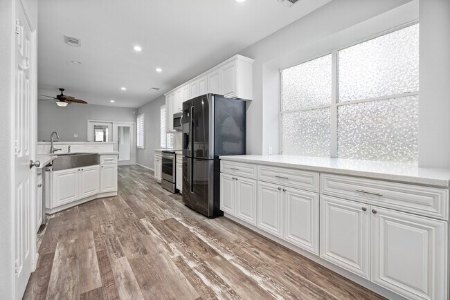 Building Photo - 421 Livingstone Ln