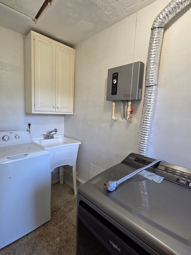Building Photo - Cozy 3 Bed, 1 Bath Home~Afforable~New Mech...