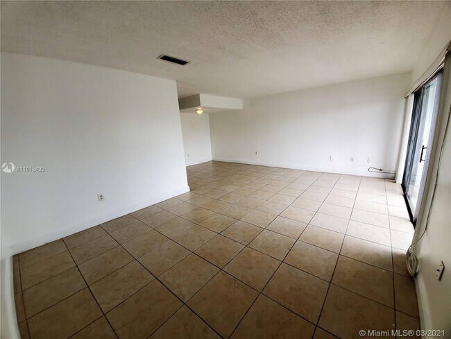 Building Photo - 9363 Fontainebleau Blvd