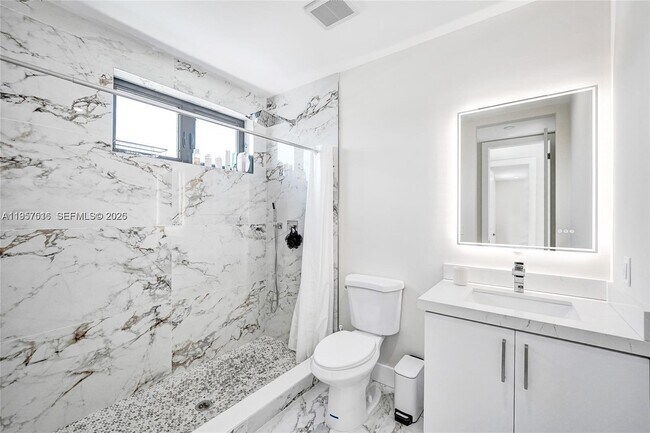 Building Photo - 1617 NE 11th St