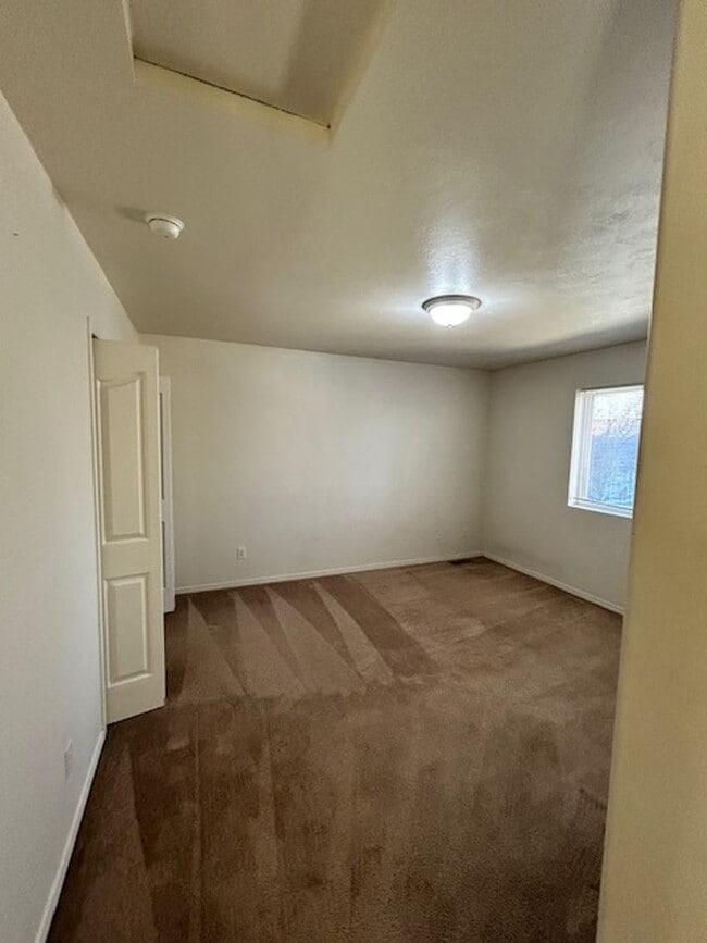 Building Photo - 3 Bedroom 2 Bathroom Centrally Located Tow...