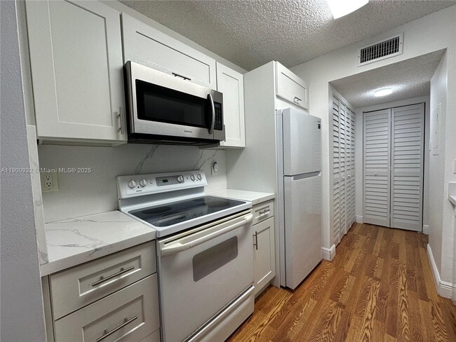 Building Photo - 10421 SW 157th Pl