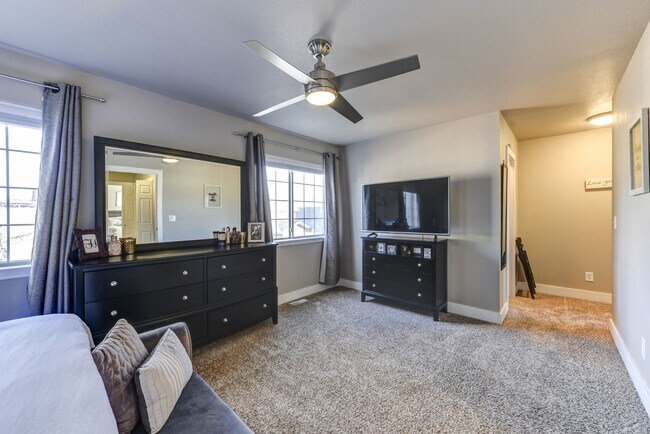 Building Photo - Amazing 3 Bedroom 3 Bath Home (1800sqft+) ...