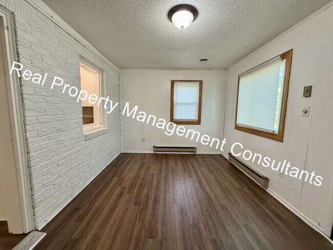 Building Photo - 2 Bedroom Classic Ranch