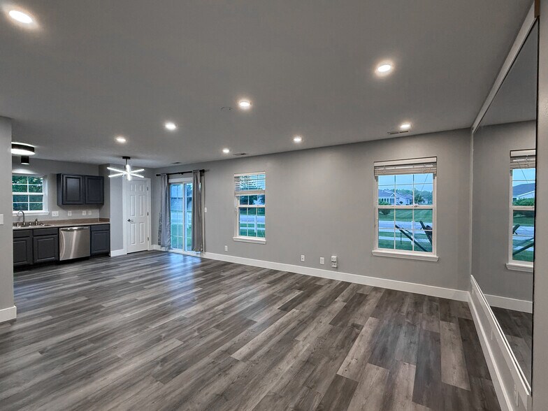 Building Photo - 740 Amos Ct