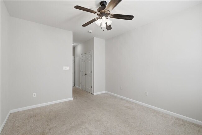 Building Photo - Elegant two bedroom and two bath Condo Living in the Heart of Potomac Falls