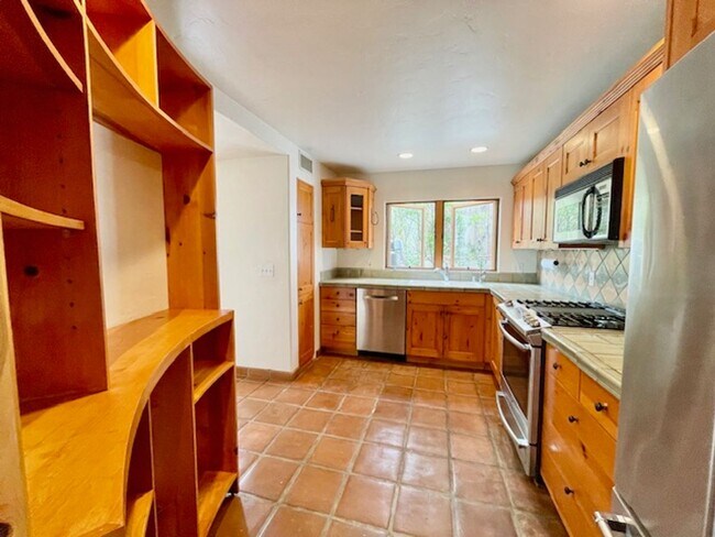 Building Photo - Spanish Style Downtown Townhome