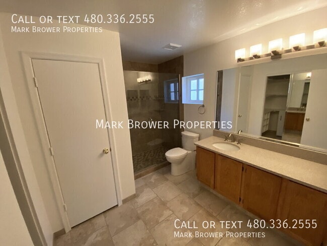 Building Photo - 1120 N Val Vista Dr