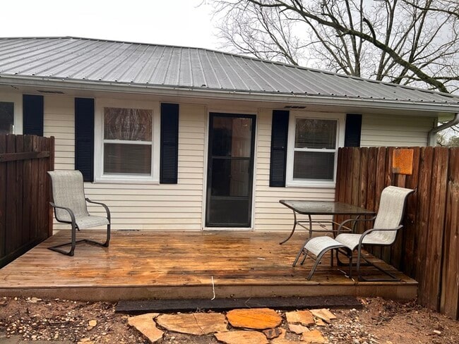 Building Photo - Cute 2 bed/ 1 Bath! Available now!