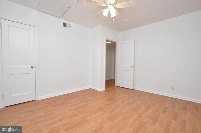 Building Photo - 432 N Coles Ave