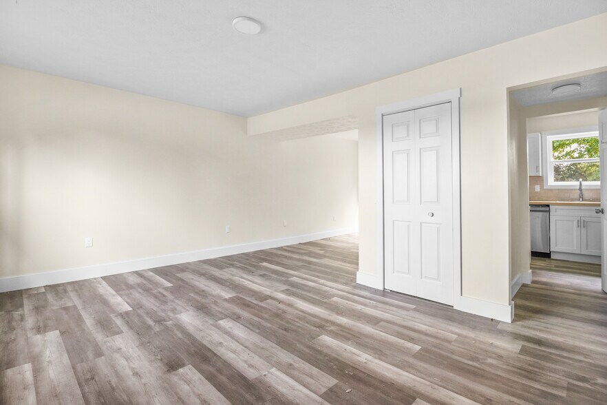 Building Photo - 453 S Laurel Rd